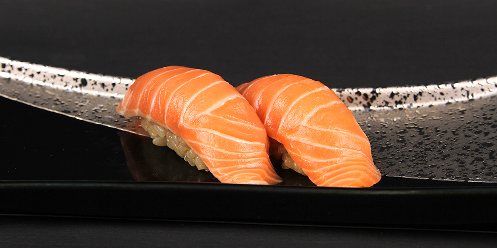 新鮮なサーモンの寿司