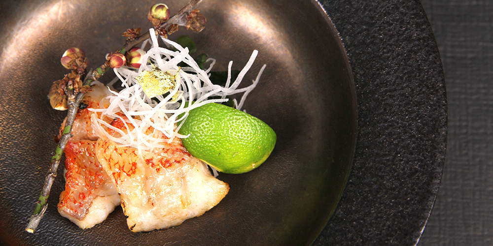 鯛を使用した華やかな逸品